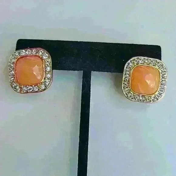 VINTAGE salmon stones with gold tone rehnistones stud  earrings - Picture 5 of 17